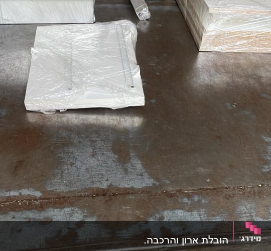 משטחי עץ עם גלגלים ואריזות פלסטיק